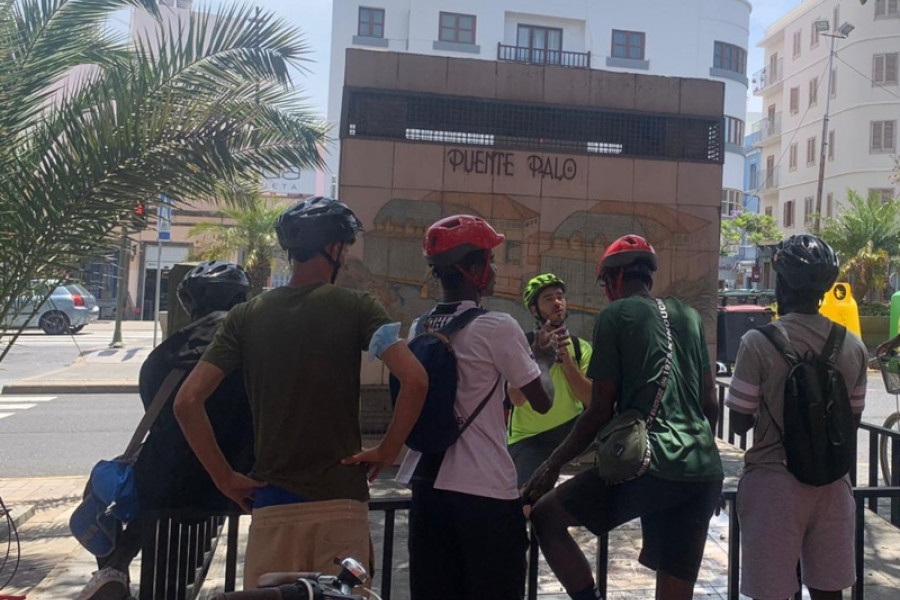 Los jóvenes atendidos en el Hogar ‘Rebumbio’ de Las Palmas de Gran Canaria realizan una ruta en bicicleta por el litoral de la localidad. Fundación Diagrama 2022