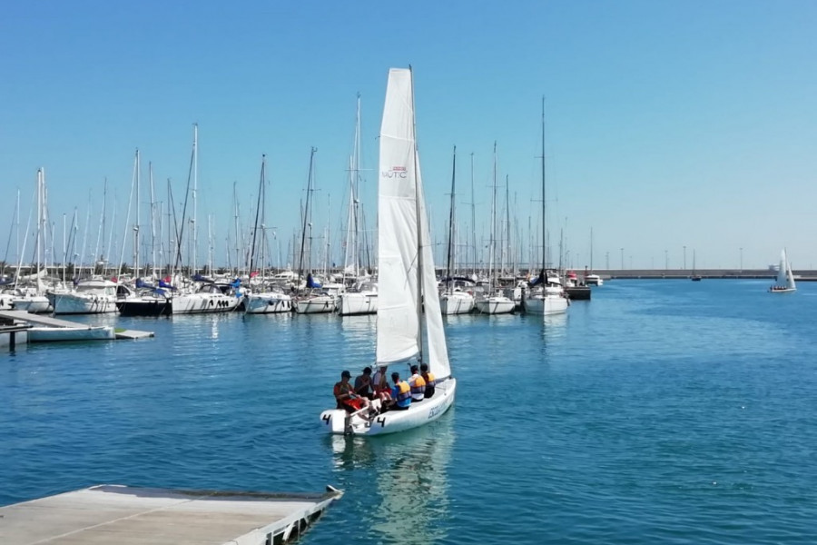 Los jóvenes atendidos en el centro ‘Mariano Ribera’ de Burjassot (Valencia) visitan la Escuela de Vela de Valencia. Fundación Diagrama. Comunidad Valenciana 2019. 