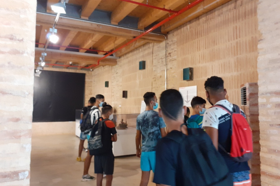 Los jóvenes atendidos en el Piso Asistido ‘Bayt Asaadaka’ de Amposta (Tarragona) participan en una visita al Museo del Mar del Ebro. Fundación Diagrama. Cataluña 2020.