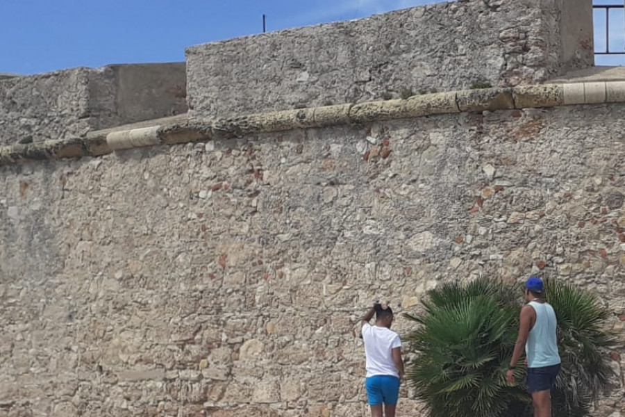 Los jóvenes atendidos en el Piso Asistido ‘Bayt Asaadaka’ de Amposta (Tarragona) visitan la Torre de la Carrova de la localidad. Fundación Diagrama. Cataluña 2020.