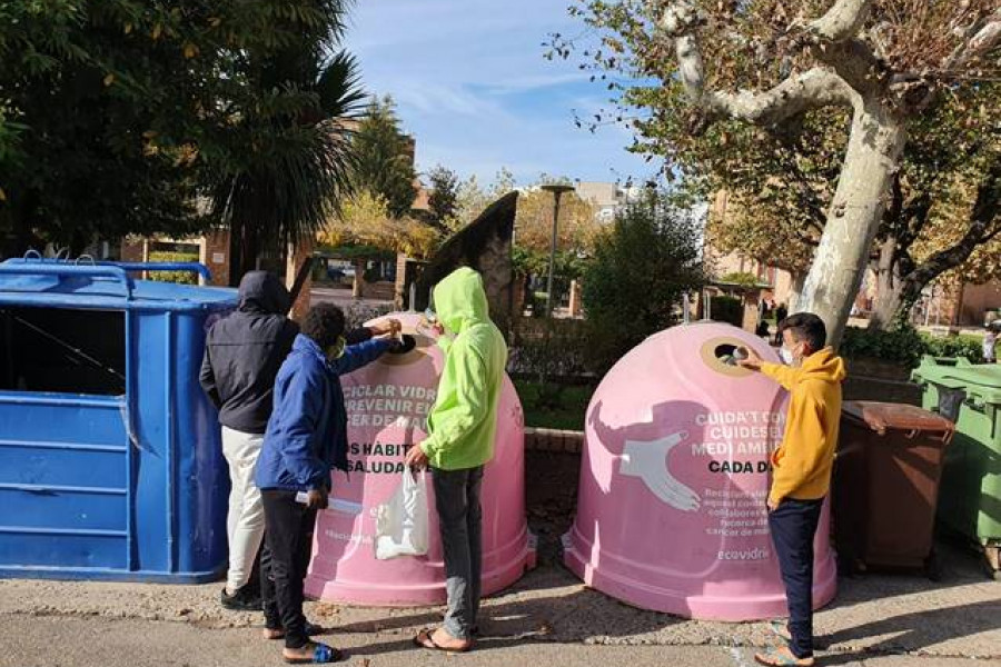 Los jóvenes atendidos en el piso ‘La Torronería’ de Bellpuig (Lleida) participan en una campaña solidaria de reciclaje