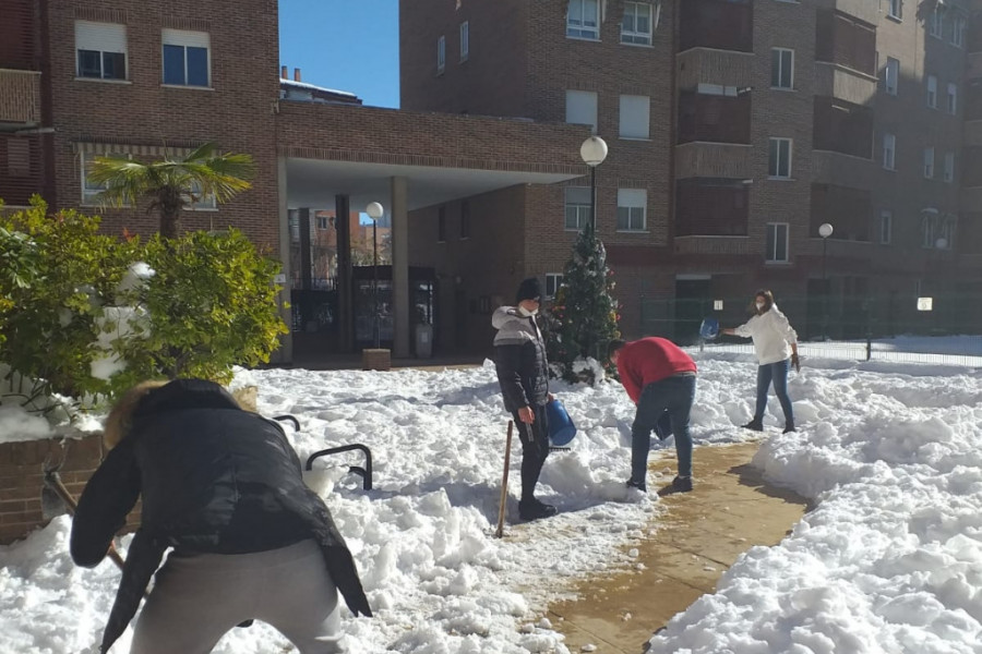Los jóvenes atendidos en el Piso Tutelado ‘Diagrama Guadalajara’ de Madrid colaboran en tareas de retirada de nieve tras el temporal Filomena