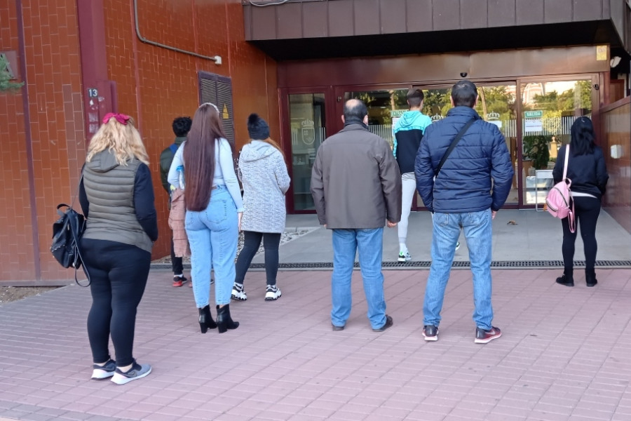 Jóvenes atendidos en el programa de inserción sociolaboral ‘Labor e-Job’ de Murcia realizan las pruebas de competencias clave de nivel 2