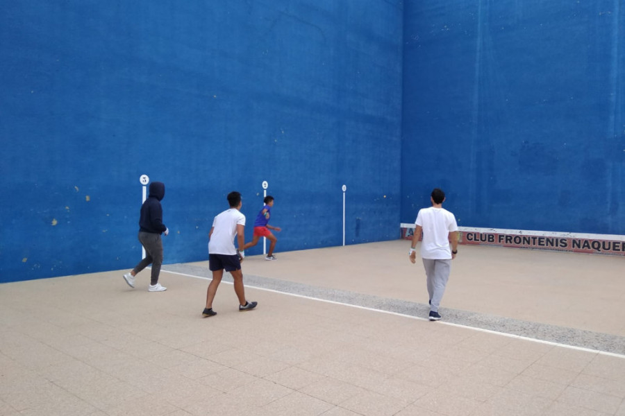 Los jóvenes atendidos en el proyecto migratorio ‘Serra’ de Valencia realizan una actividad deportiva de pelota valenciana en Nàquera. Fundación Diagrama. Comunidad Valenciana 2019. 