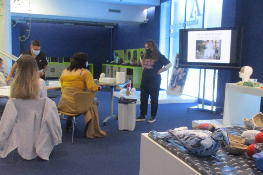 Jóvenes atendidos en la residencia ‘Anassim’ de Llanera de Ranes (Valencia) llevan a cabo un taller de artesanía fallera. Fundación Diagrama. Comunidad Valenciana 2020. 