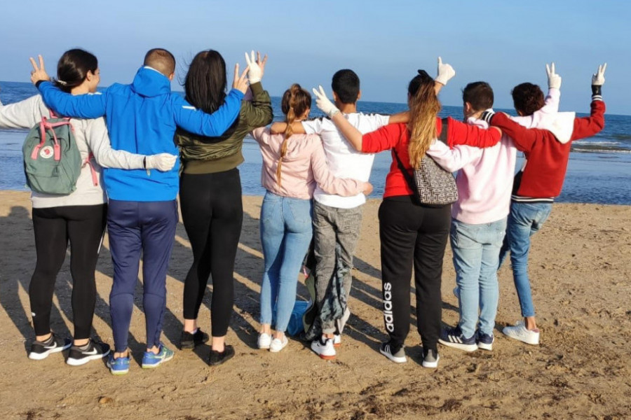 Los jóvenes atendidos en la residencia ‘Campanar’ de Valencia participan como voluntarios en la limpieza de la playa de La Malvarrosa. Fundación Diagrama. Comunidad Valenciana 2020. 