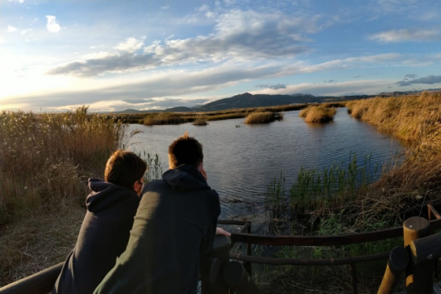 Los jóvenes atendidos en la Residencia ‘Massamagrell’ de Valencia recorren una de las zonas de protección para aves más importantes de la provincia