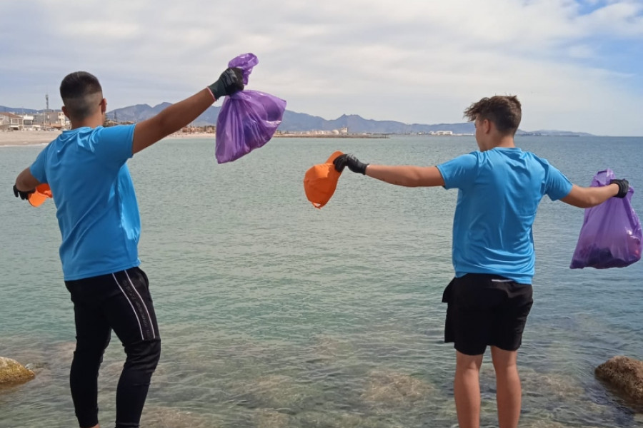 Los jóvenes atendidos en la Residencia ‘Pi Gros’ de Castellón de la Plana colaboran en la limpieza de la playa del municipio de Almazora