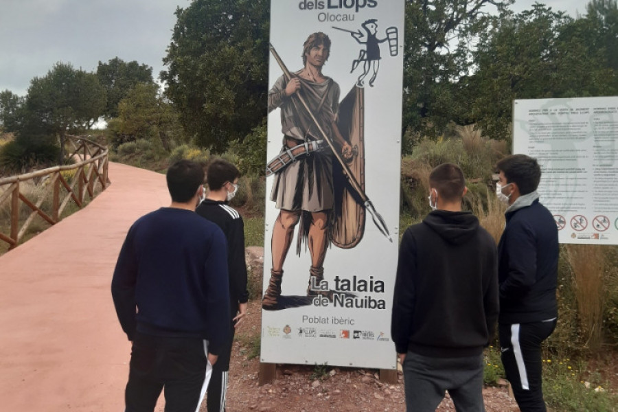 Los jóvenes atendidos en la Residencia ‘Pi i Margall’ visitan el poblado íbero del Puntal dels Llops (Olocau)
