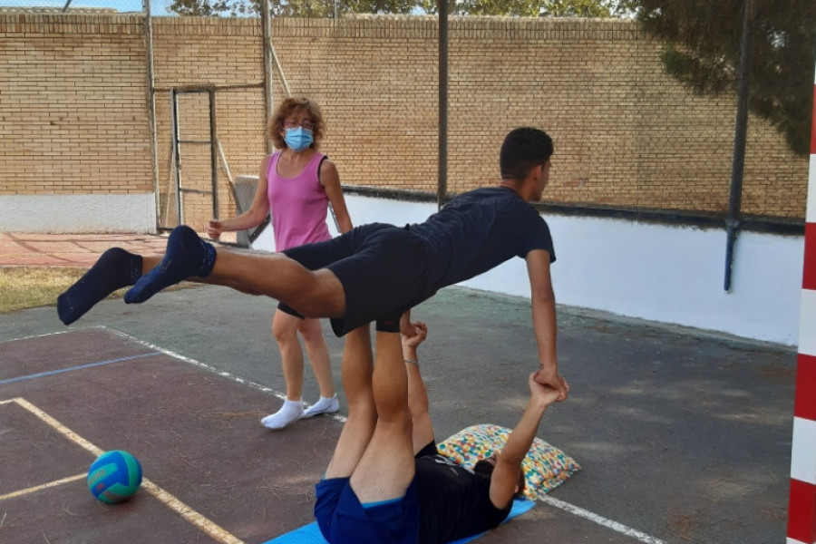 Los jóvenes atendidos en la residencia ‘Pi i Margall’ de Burjassot (Valencia) llevan a cabo un taller de conciencia corporal. Fundación Diagrama. Comunidad Valenciana 2020. 