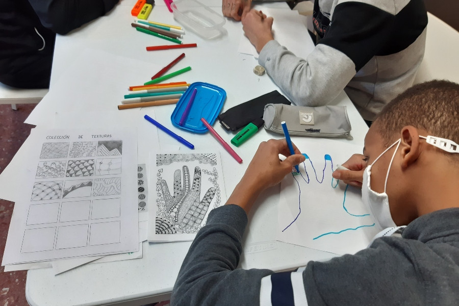 Los jóvenes atendidos en la residencia ‘Pi i Margall’ de Burjassot (Valencia) participan en un taller para mejorar su comunicación y expresión