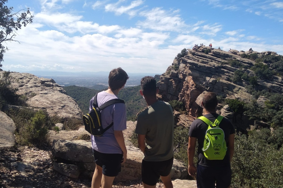 Los jóvenes atendidos en la Residencia ‘Pi i Margall’ de Burjassot (Valencia) disfrutan de una excursión a la montaña del Garbí. Fundación Diagrama. Comunidad Valenciana 2020.