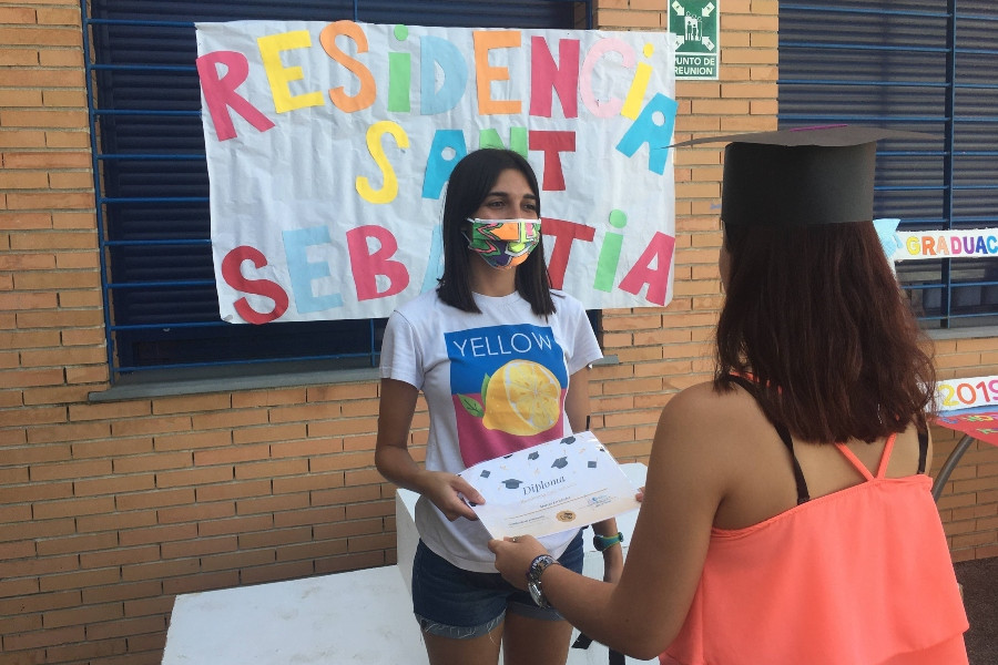 Los jóvenes atendidos en la Residencia ‘Sant Sebastià' de Vinaròs (Castellón) realizan un emotivo acto de graduación por el final del curso escolar. Fundación Diagrama. Comunidad Valenciana 2020.