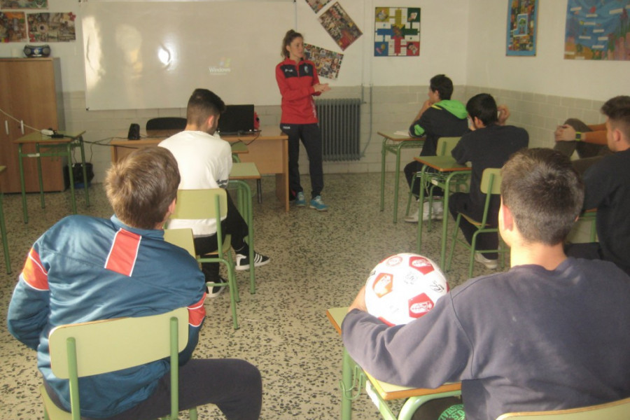 Los jóvenes atendidos en el centro ‘San Miguel’ de Granada reciben la visita de Laura Requena, jugadora del Granada Club de Fútbol Femenino. Fundación Diagrama. Andalucía 2019. 