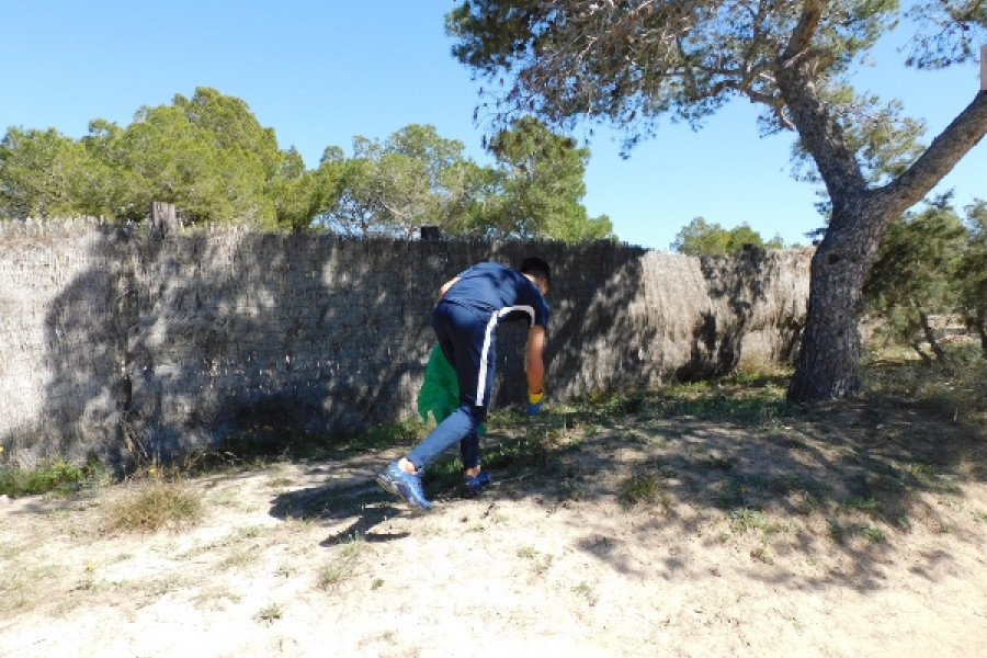 Los jóvenes atendidos en el servicio de acogimiento residencial ‘Illa de Bes’ de Ibiza colaboran en una actividad de voluntariado medioambiental