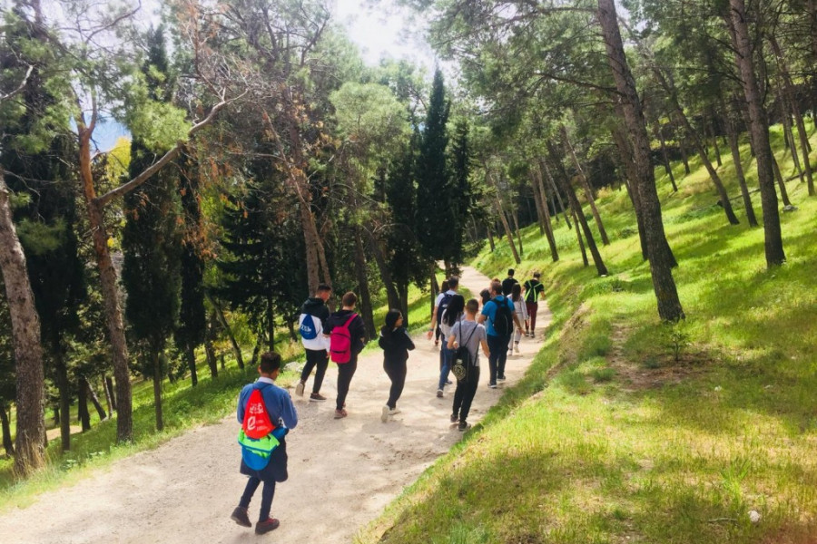 Los jóvenes atendidos en el Servicio Integral de Medio Abierto de Jaén realizan una ruta de senderismo por la ciudad. Fundación Diagrama. Andalucía 2019. 