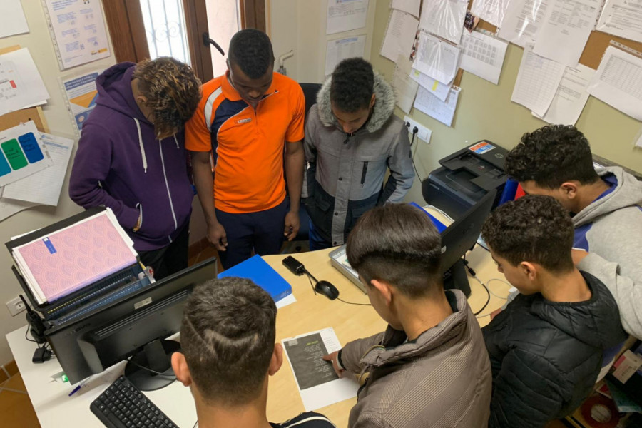 Los jóvenes atendidos en el Servicio de Primera Acogida y Atención Integral ‘Francolí I’ de Barberá de la Conca (Tarragona) celebran el Día Internacional de la Poesía. Fundación Diagrama. Cataluña 2020. 