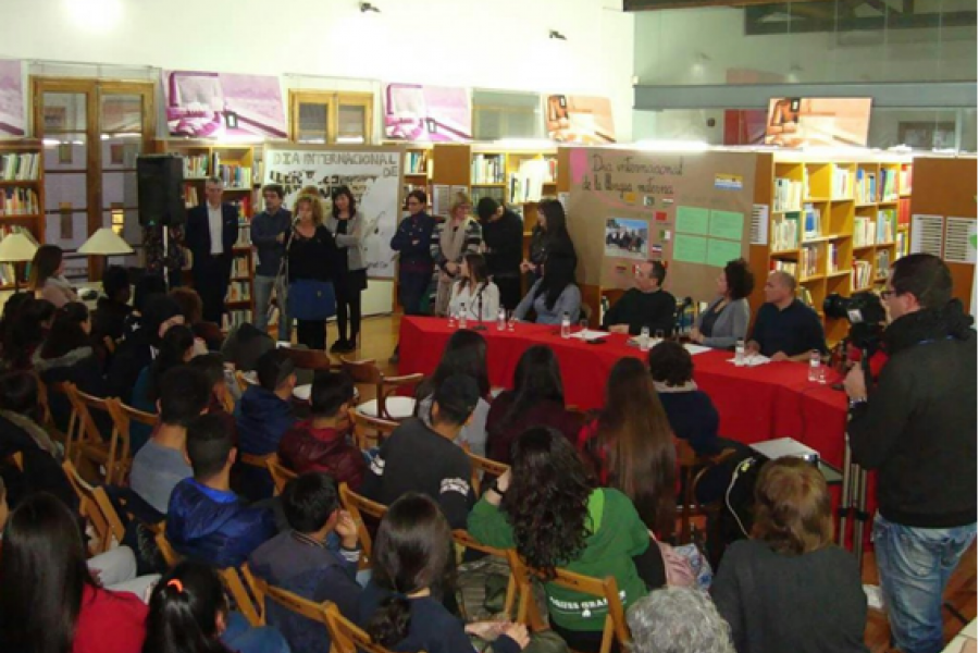 Jóvenes atendidos en el Servicio de Primera Acogida y Atención Integral 'Montsià' de Amposta (Tarragona) conmemoran el Día de la Lengua Materna. Fundación Diagrama. Cataluña 2020. 