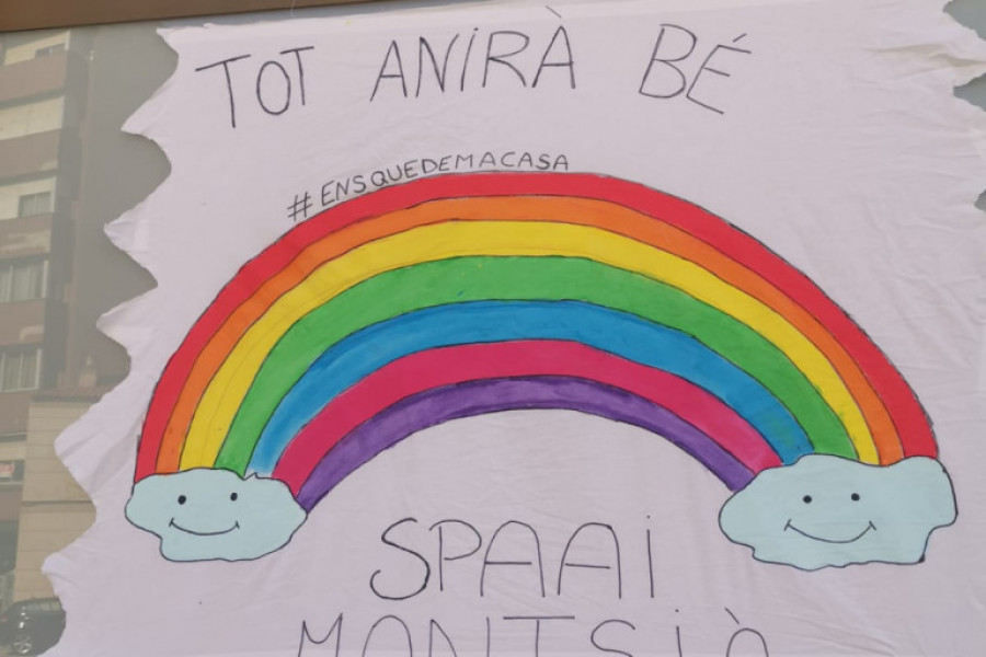 Los jóvenes atendidos en el Servicio de Primera Acogida 'Montsià' de Amposta (Tarragona) se suman a la iniciativa solidaria #DesdeMiVentana. Fundación Diagrama. Cataluña 2020. 