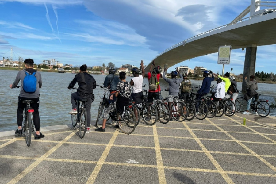 Los jóvenes atendidos en el Servicio de Primera Acogida ‘Ebre III’ de Freginals (Tarragona) realizan una jornada en bicicleta por el Delta del Ebro.