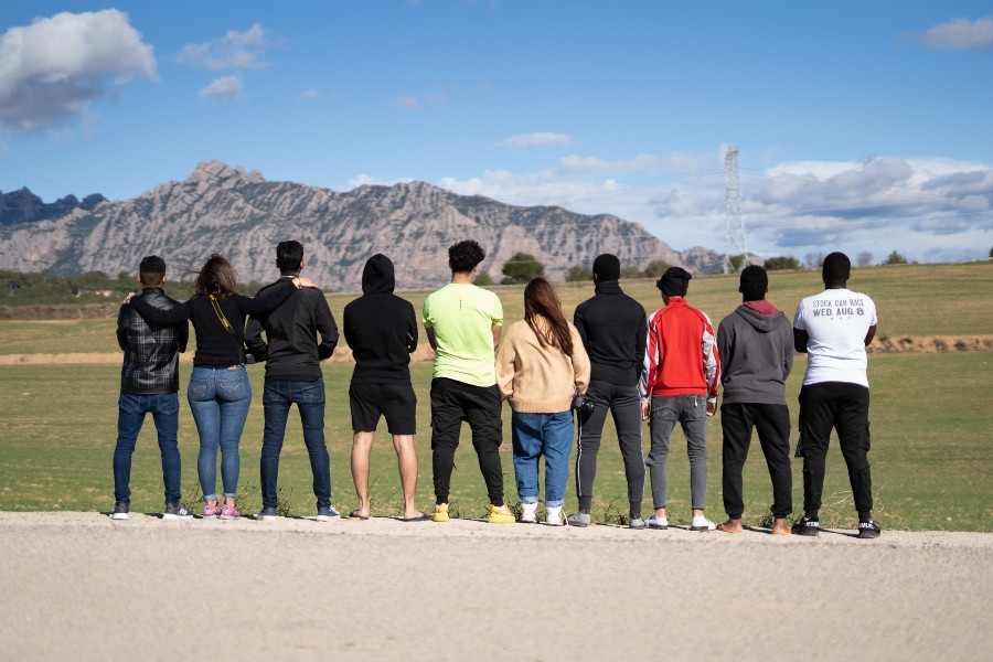 Los jóvenes atendidos en el Servicio de Primera Acogida ‘Mestral III’ en Hostalets de Pierola (Barcelona) desarrollan su creatividad con un taller de fotografía