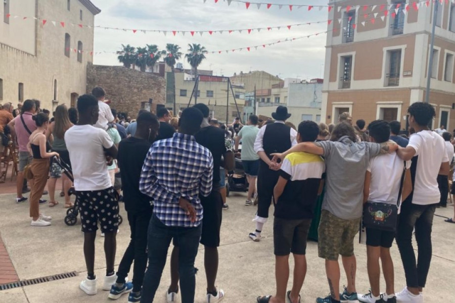 Jóvenes atendidos en el Servicio de Primera Acogida 'Montsià' de Amposta (Tarragona) participan en numerosas actividades de la Fiesta del Mercado de la localidad. 