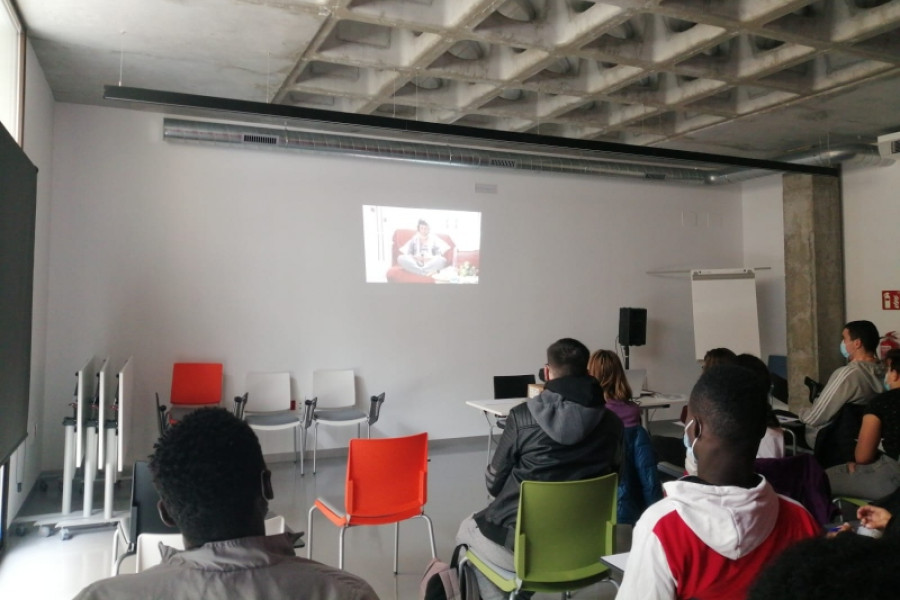 Los jóvenes atendidos en el Servicio de Primera Acogida 'Montsià' de Amposta (Tarragona) asisten al Fòrum Jove Terres de l’Ebre