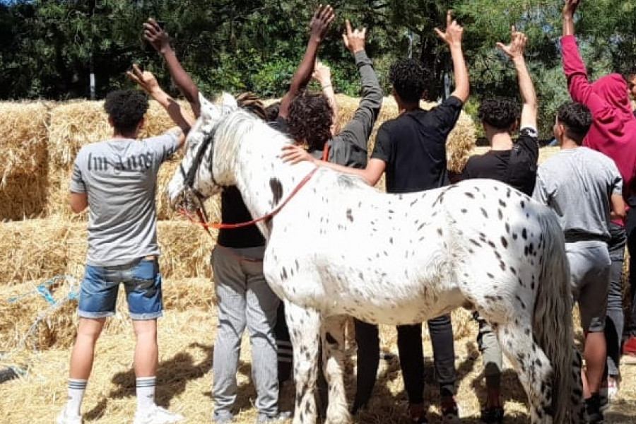 Los jóvenes atendidos en el Servicio de Primera Acogida ‘'Montsià' de Amposta (Tarragona) disfrutan de una jornada en la escuela ecuestre Natura Hípica. Fundación Diagrama. Cataluña 2022
