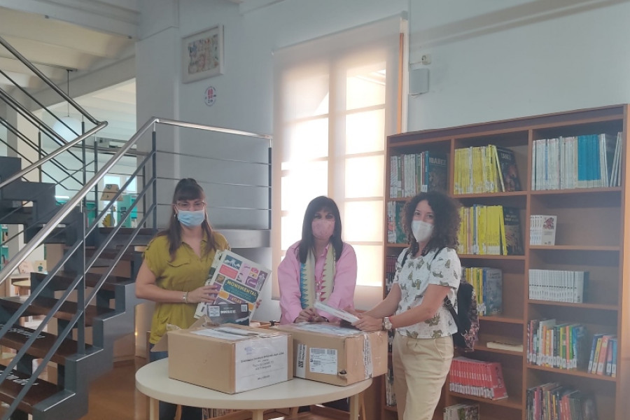 Los jóvenes atendidos en el servicio de primera acogida 'Montsià' de Amposta (Tarragona) visitan la biblioteca municipal de la ciudad