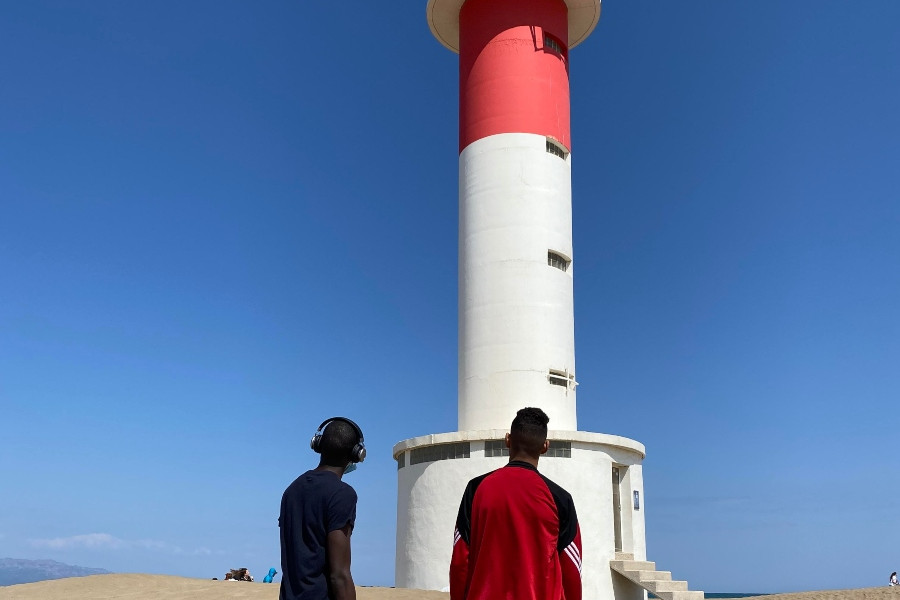 Los jóvenes atendidos en el Servicio de Primera Acogida 'Montsià' de Amposta (Tarragona) visitan el Faro del Fangar de Deltebre