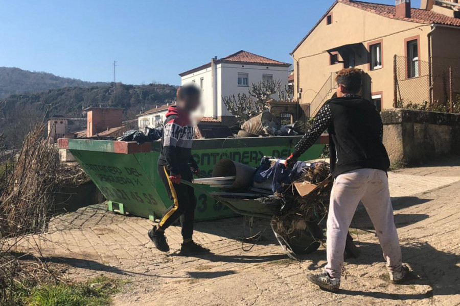 Los jóvenes atendidos en el Servicio de Primera Acogida 'Pedraforca' de Gironella (Barcelona) colaboran en la limpieza del cauce del río del municipio. Fundación Diagrama. Cataluña 2020. 