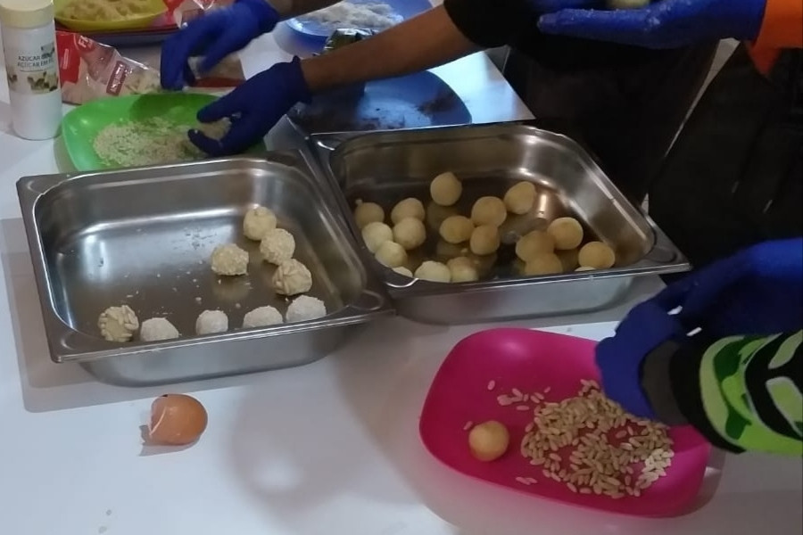 Los jóvenes atendidos en el Servicio de Primera Acogida ‘Pedraforca’ en Gironella (Barcelona) realizan un taller de cocina catalana