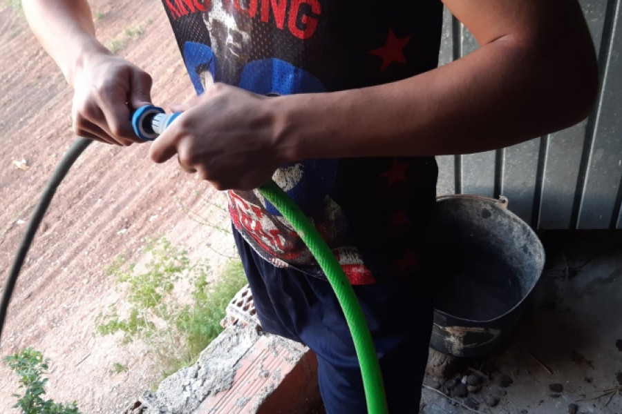 Los jóvenes atendidos en el Servicio de Primera Acogida 'Ullals I' de Masroig (Tarragona) participan en una actividad de educación medioambiental. Fundación Diagrama. Cataluña 2020. 