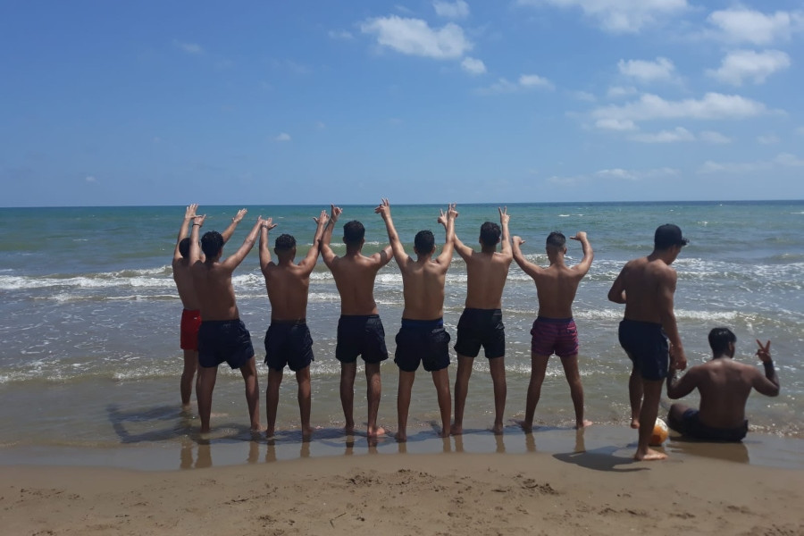 Los jóvenes atendidos en el Servicio de Primera Acogida ‘Ullals II’ en Sant Jaume d’Enveja (Tarragona) disfrutan de una jornada en la playa de la localidad. Fundación Diagrama. Cataluña 2020.