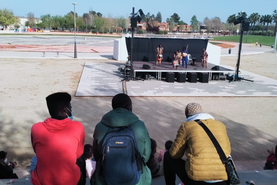Jóvenes atendidos en el Servicio de Primera Acogida ‘Ullals III’ de Ulldecona asisten a un concierto del grupo senegalés Djilandiang