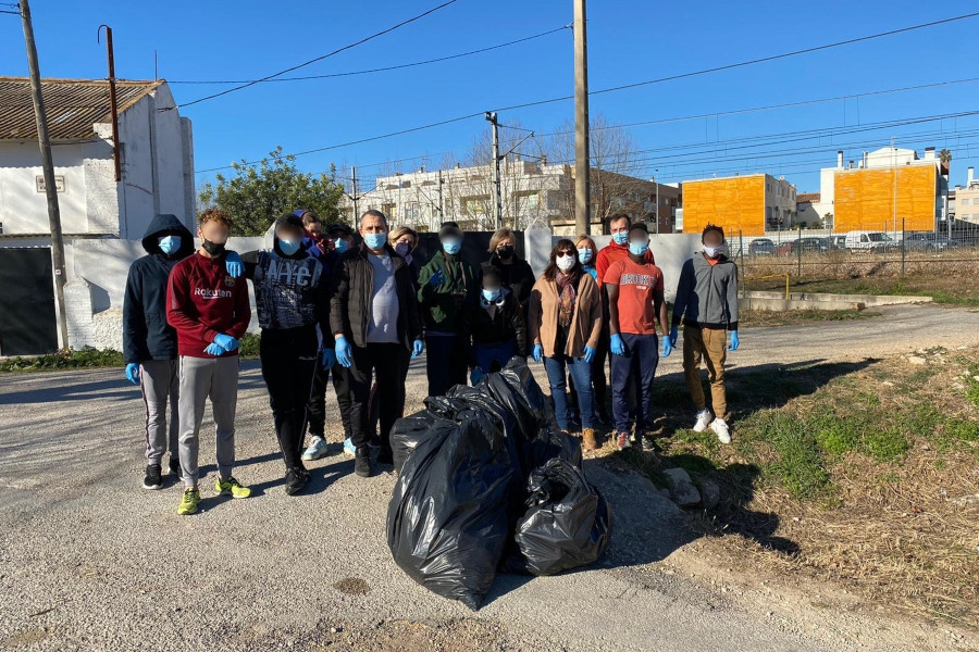Jóvenes atendidos en el Servicio de Primera Acogida ‘Ullals III’ de Ulldecona (Tarragona) realizan un voluntariado medioambiental en la localidad