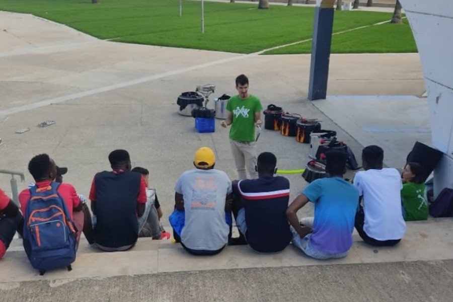 Jóvenes atendidos en los servicios de primera acogida ‘Montsià', 'Ebre III' 'Encanyissada I' en la provincia de Tarragona descubren el mundo de la percusión