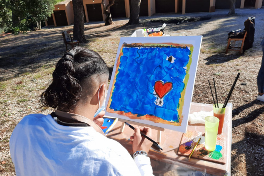 Jóvenes atendidos en el SPAAI ‘Baix Ebre’ de Tarragona desarrollan su creatividad en una actividad relacionada con la pintura. Fundación Diagrama. Cataluña 2020.