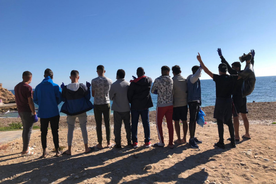 Los jóvenes atendidos en el SPAAI ‘Baix Ebre’ de Tarragona colaboran en la limpieza de una playa en el municipio de L'Ametlla de Mar