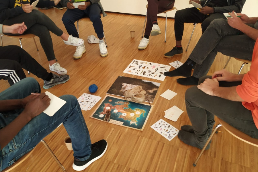 Los jóvenes atendidos en el SPAAI ‘Francolí I’ de Tarragona participan en una actividad sobre el arte y el proceso migratorio