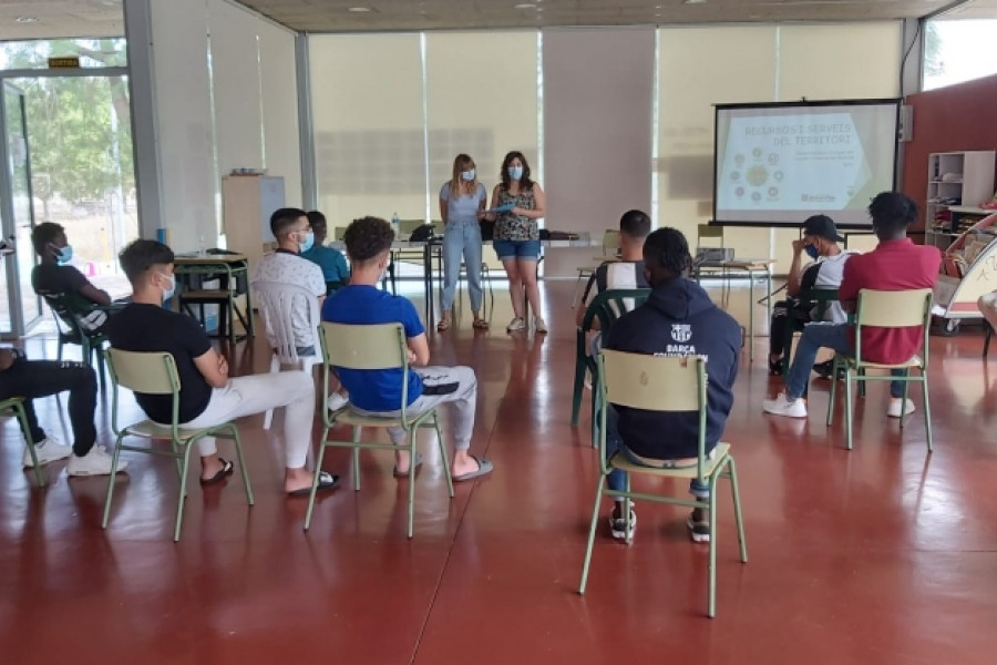 Los jóvenes atendidos en el SPAAI ‘Ullals III’ de Ulldecona (Tarragona) asisten a una charla sobre recursos para mejorar su desarrollo social y laboral