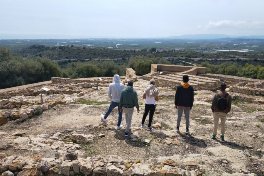 Los jóvenes atendidos en el SPAAI ‘Ullals III’ de Ulldecona (Tarragona) descubren el poblado ibérico de la Moleta del Remei
