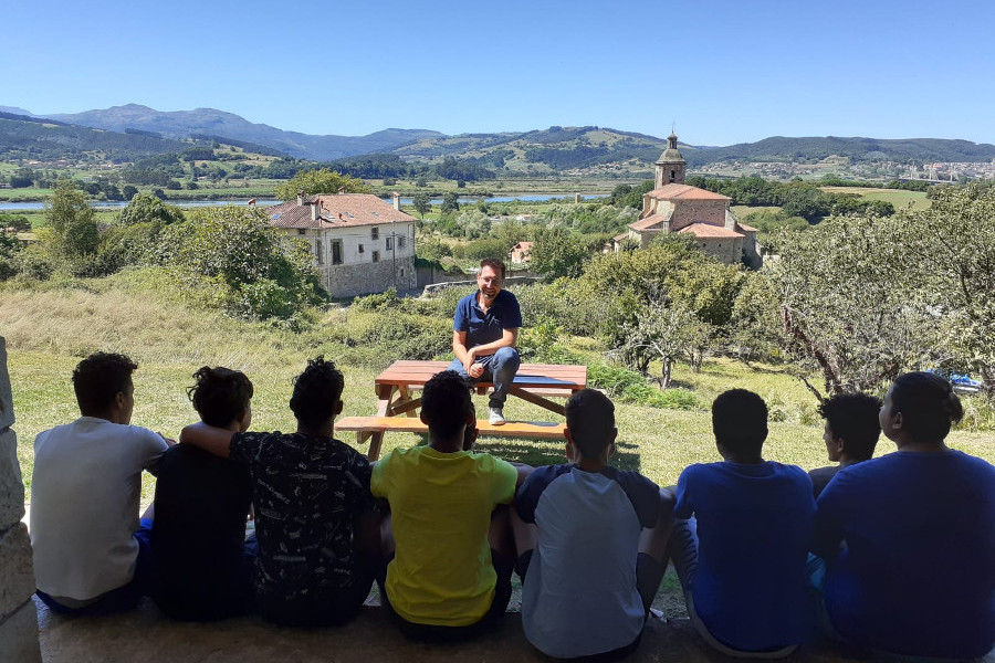 Los jóvenes atendidos en la Unidad Residencial ‘El Haya’ de Colindres (Cantabria) reciben la visita del alcalde del municipio, Javier Incera. Fundación Diagrama. Cantabria 2020.