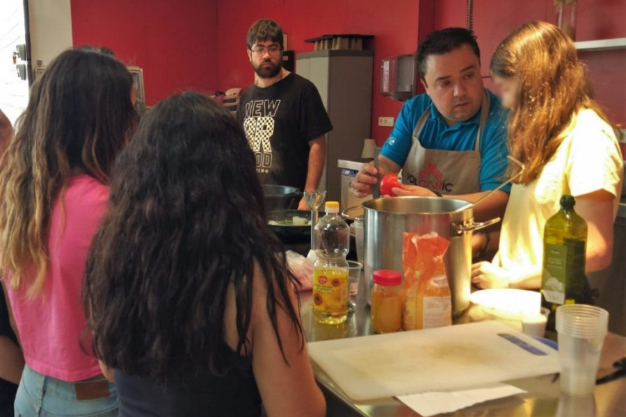 Los jóvenes atendidos en el centro ‘Baix Maestrat’ de Vinarós (Castellón) realizan un curso de formación en cocina y gastronomía