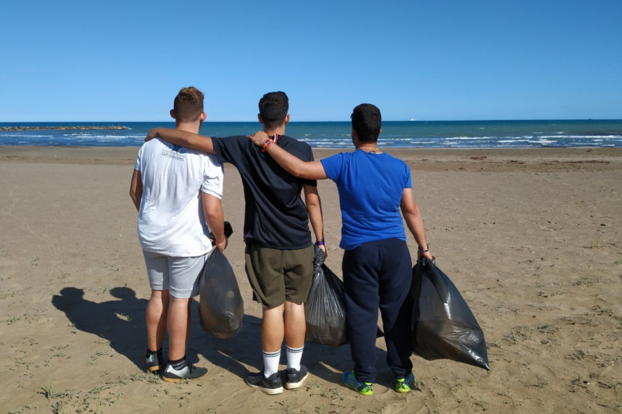 Los jóvenes atendidos en el centro ‘Pi i Margall’ de Burjassot (Valencia) participan en una acción de recogida de basuras en las playas de Alboraya. Fundación Diagrama. Comunidad Valenciana 2019. 