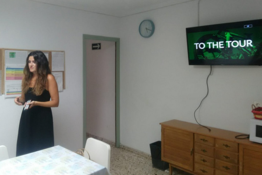 Los jóvenes atendidos en el centro de acogida ‘Alácera’ de Caudete (Albacete) asisten a una charla informativa sobre el Tour de Francia. Fundación Diagrama. Castilla-La Mancha. 2019 