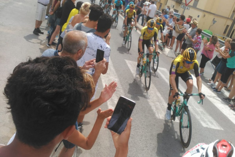 Jóvenes del centro de acogida ‘Alácera’ de Caudete (Albacete) y el proyecto migratorio ‘Serra’ (Valencia) asisten a la Vuelta Ciclista a España 2019. Fundación Diagrama. Castilla-La Mancha. Comunidad Valenciana 2019. 