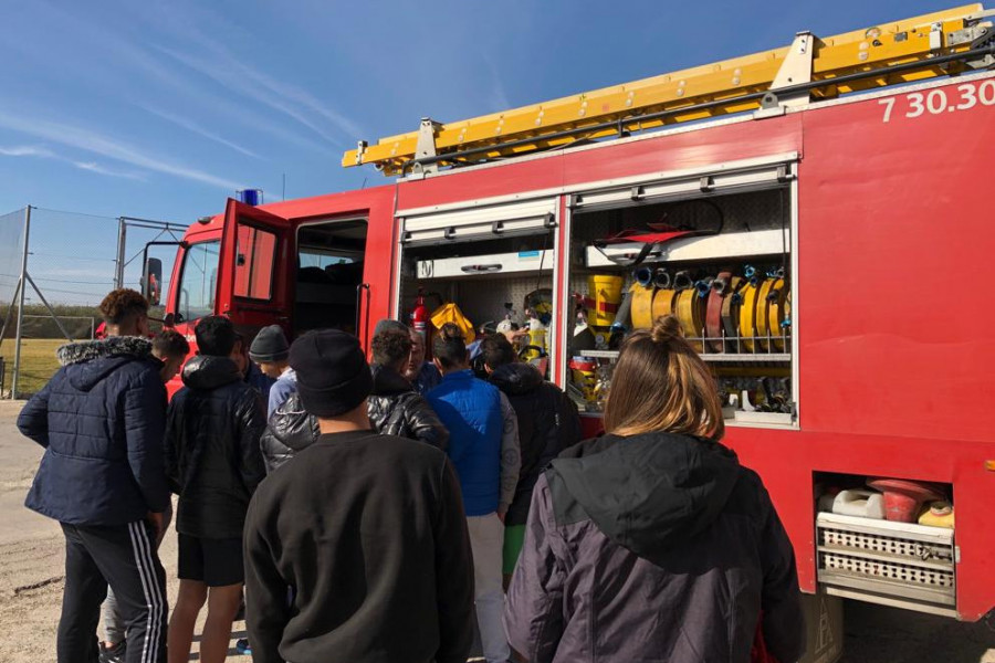 Jóvenes atendidos en el centro de acogida ‘Ebre’ en Amposta (Tarragona) visitan el parque de bomberos de la localidad. Fundación Diagrama. Cataluña 2019.