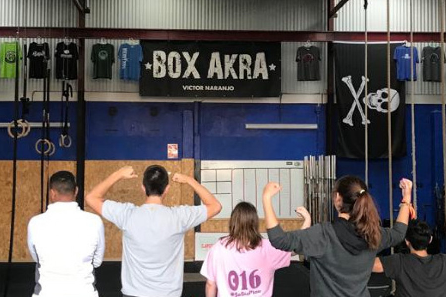 Los jóvenes atendidos en el centro de acogida ‘Lucentum’ de Alicante participan en una sesión de entrenamiento de crossfit. Fundación Diagrama. Comunidad Valenciana 2019. 