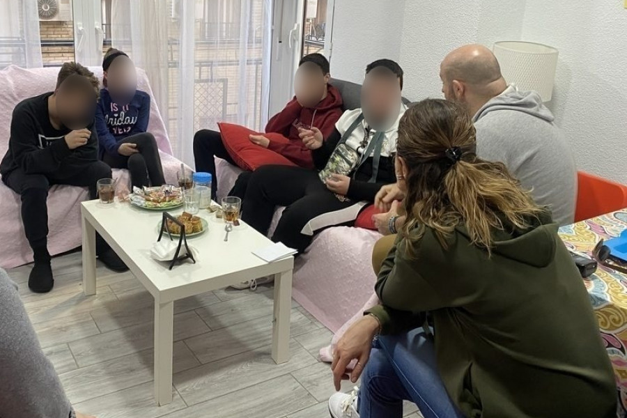 Los jóvenes del centro de acogida ‘Oriola’ de Orihuela (Alicante) asisten a una charla informativa de la Unidad de Atención a la Familia y Mujer. Fundación Diagrama. Comunidad Valenciana 2020. 